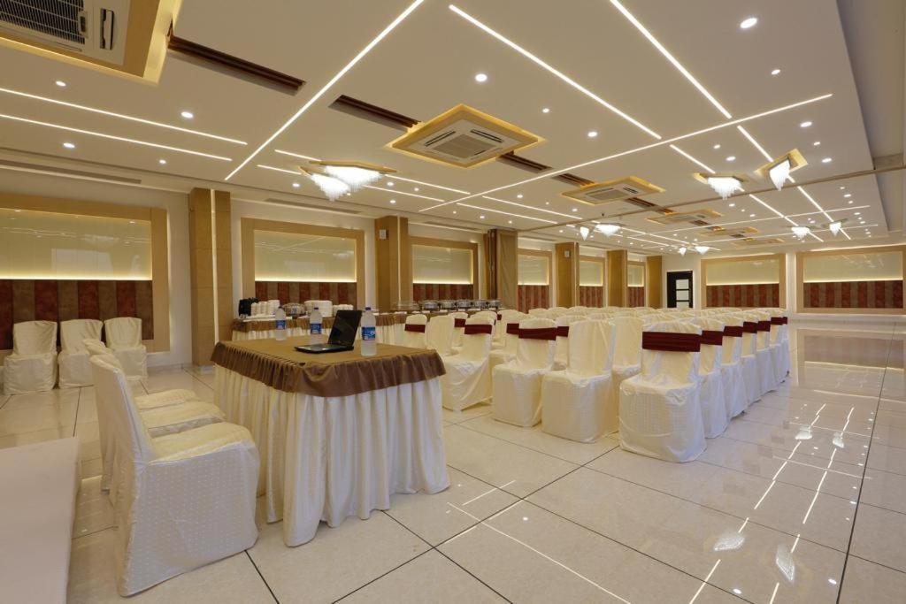 Hotel Decent Unjha Extérieur photo