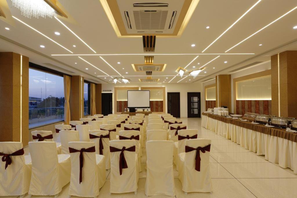 Hotel Decent Unjha Extérieur photo