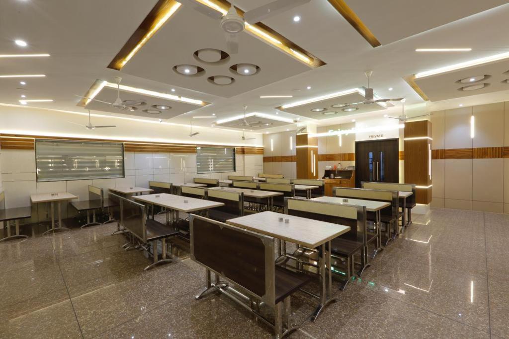 Hotel Decent Unjha Extérieur photo