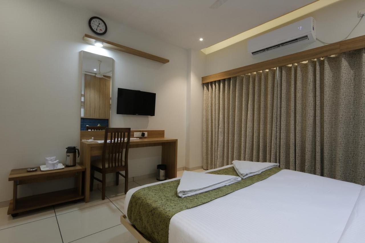 Hotel Decent Unjha Extérieur photo