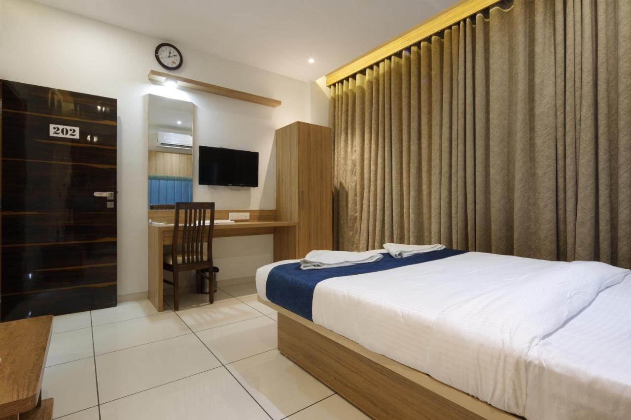 Hotel Decent Unjha Extérieur photo