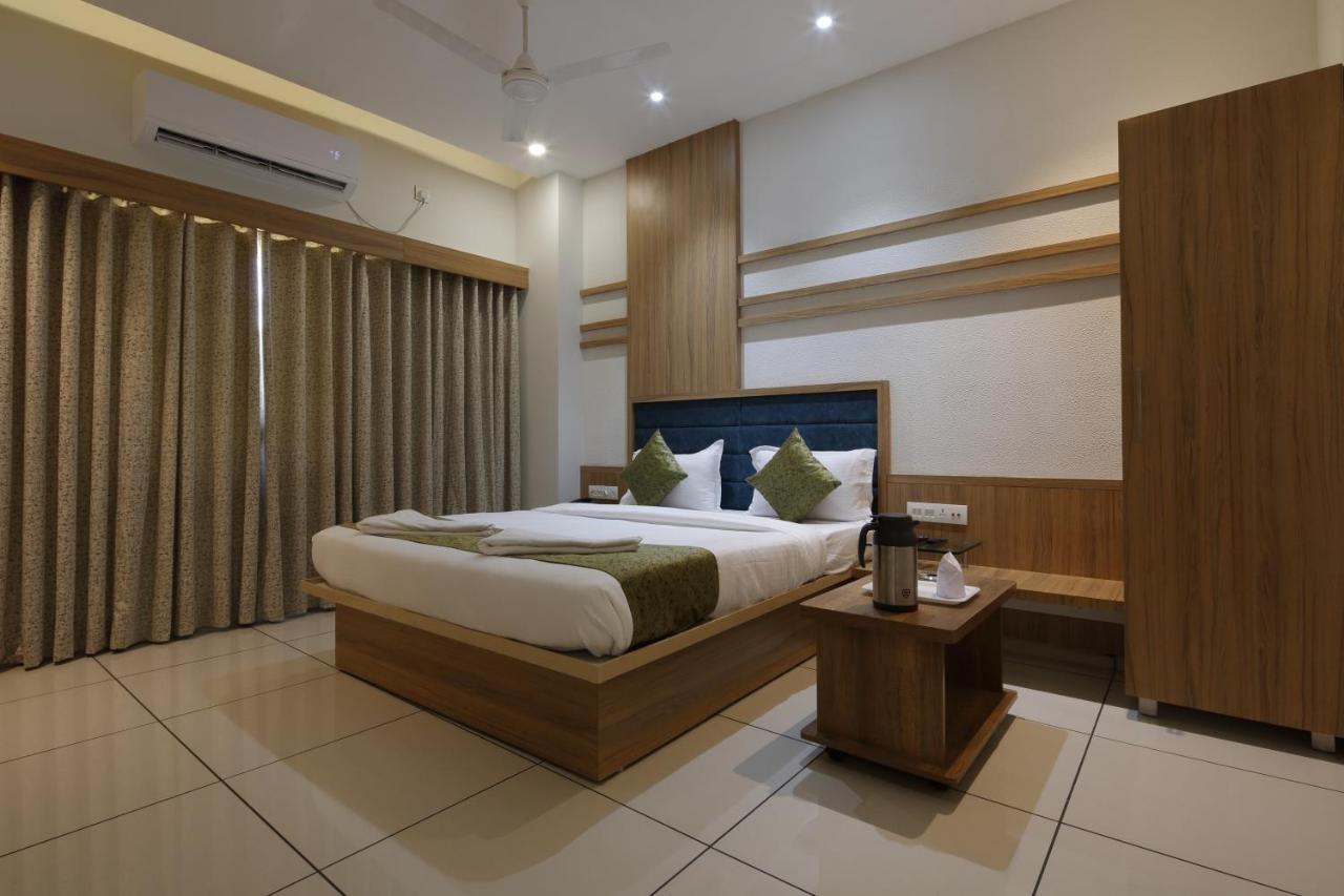 Hotel Decent Unjha Extérieur photo