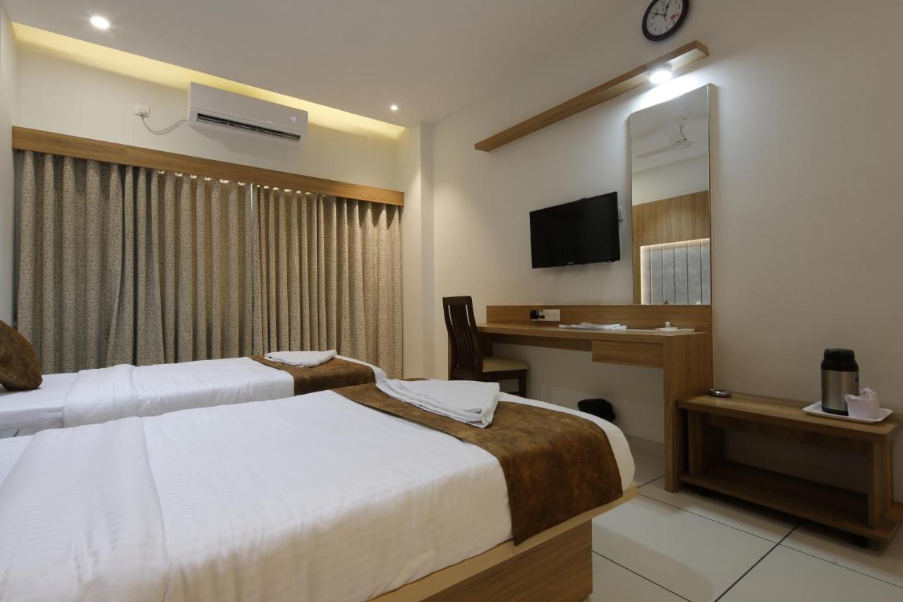 Hotel Decent Unjha Extérieur photo