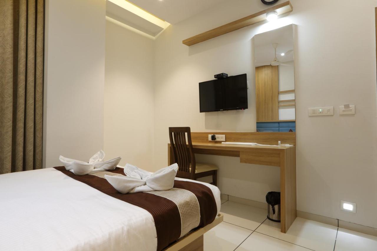 Hotel Decent Unjha Extérieur photo